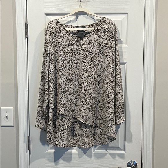 Chelsea & Theodore Tops - Chelsea & Theodore Black and Cream Speckled Blouse lagenlook, work or office.